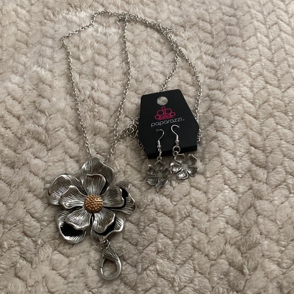 ✨2 FOR $10✨Paparazzi Silver Necklace with Gold Accent Flower - Picture 1 of 3
